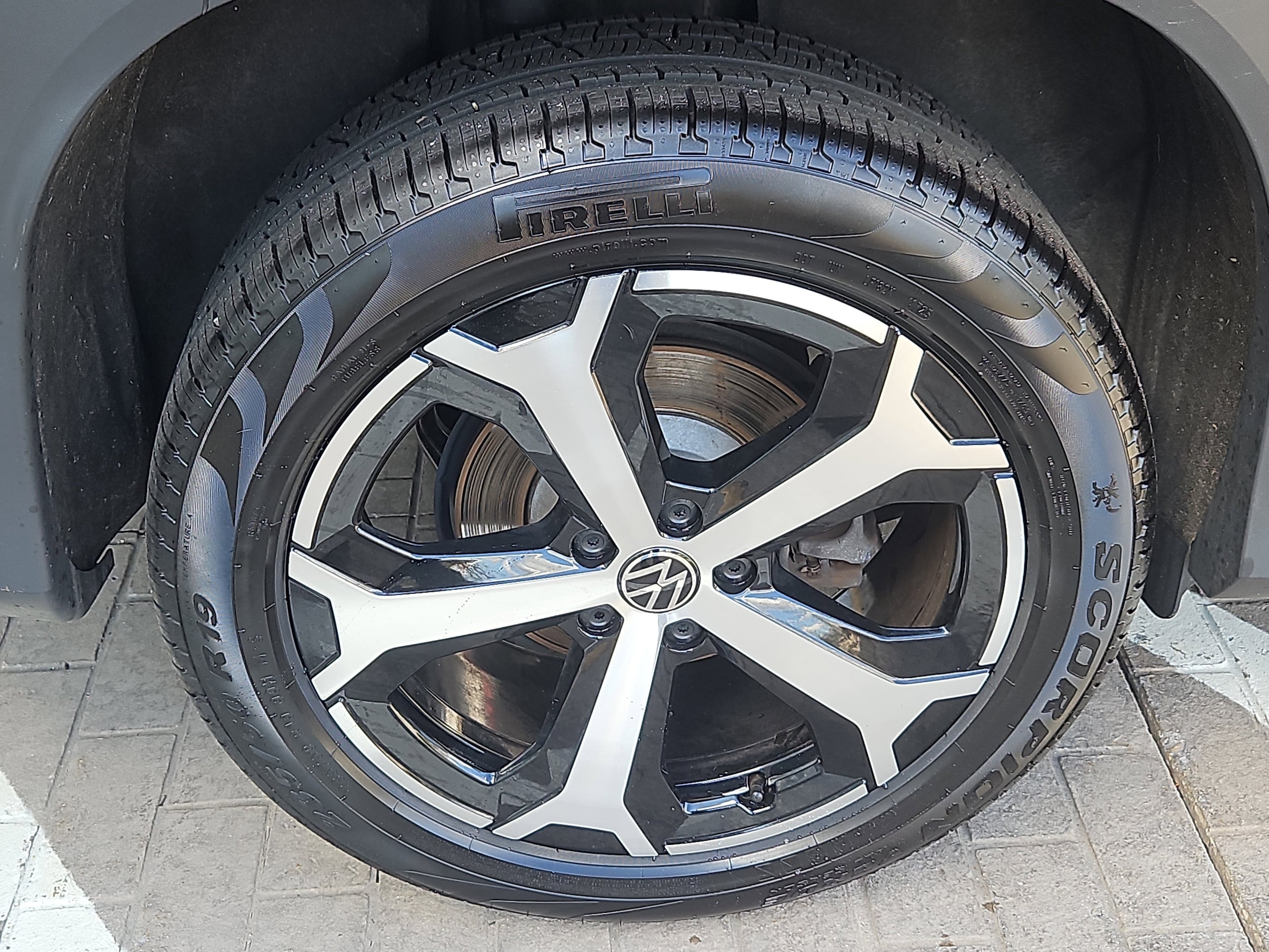 2025 Volkswagen Tiguan SE - Photo 27
