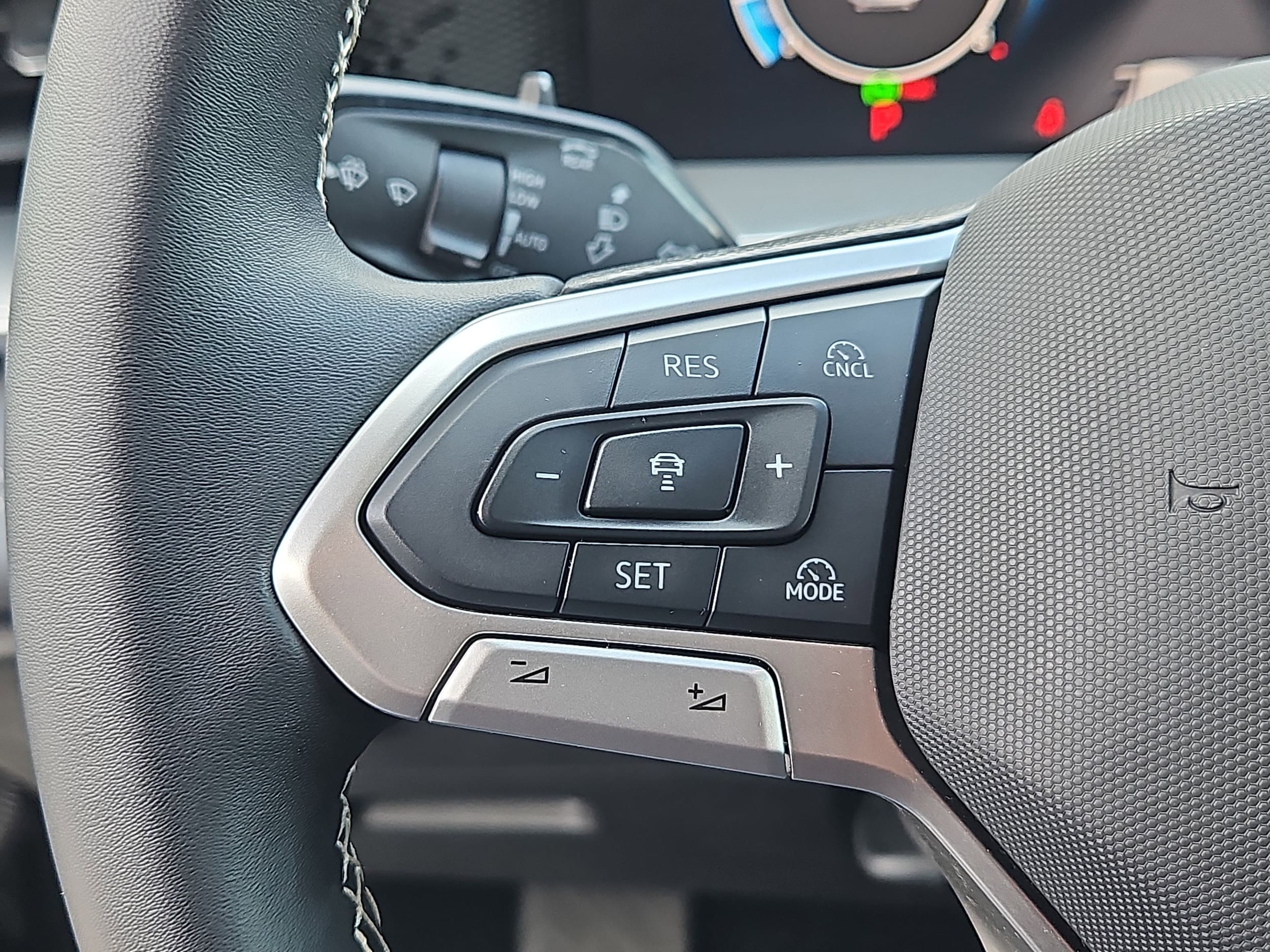 2025 Volkswagen Tiguan SE - Photo 16