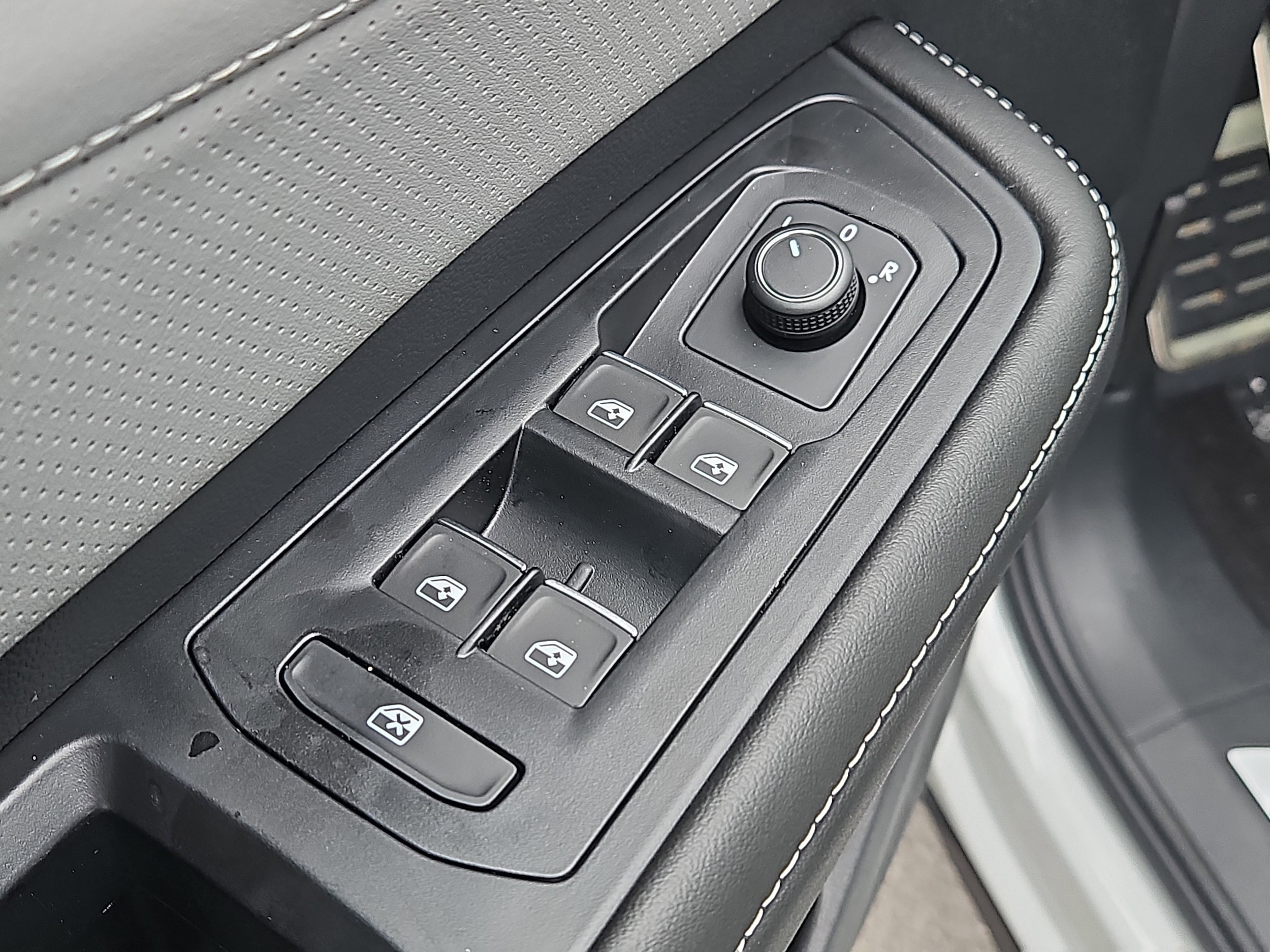 2026 Volkswagen Atlas Cross Sport SEL R-LINE - Photo 7
