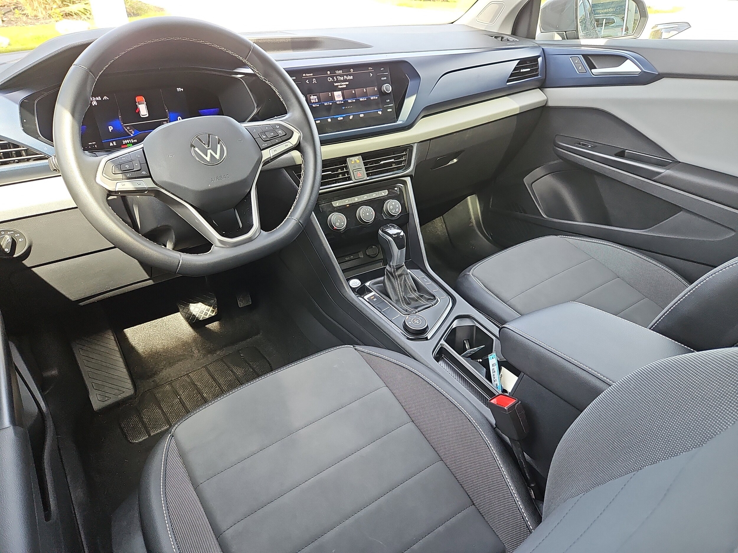 2023 Volkswagen Taos SE photo 3