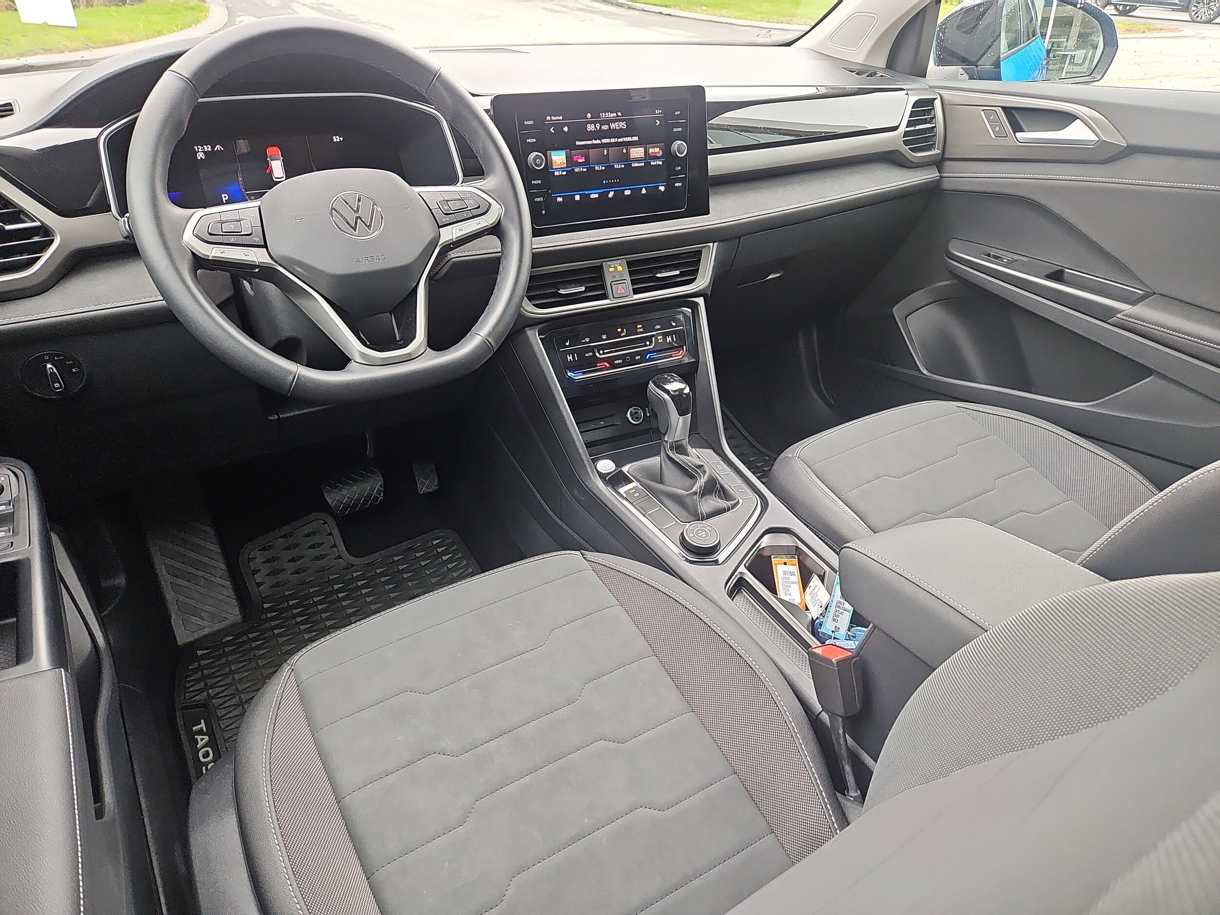 2025 Volkswagen Taos SE photo 3