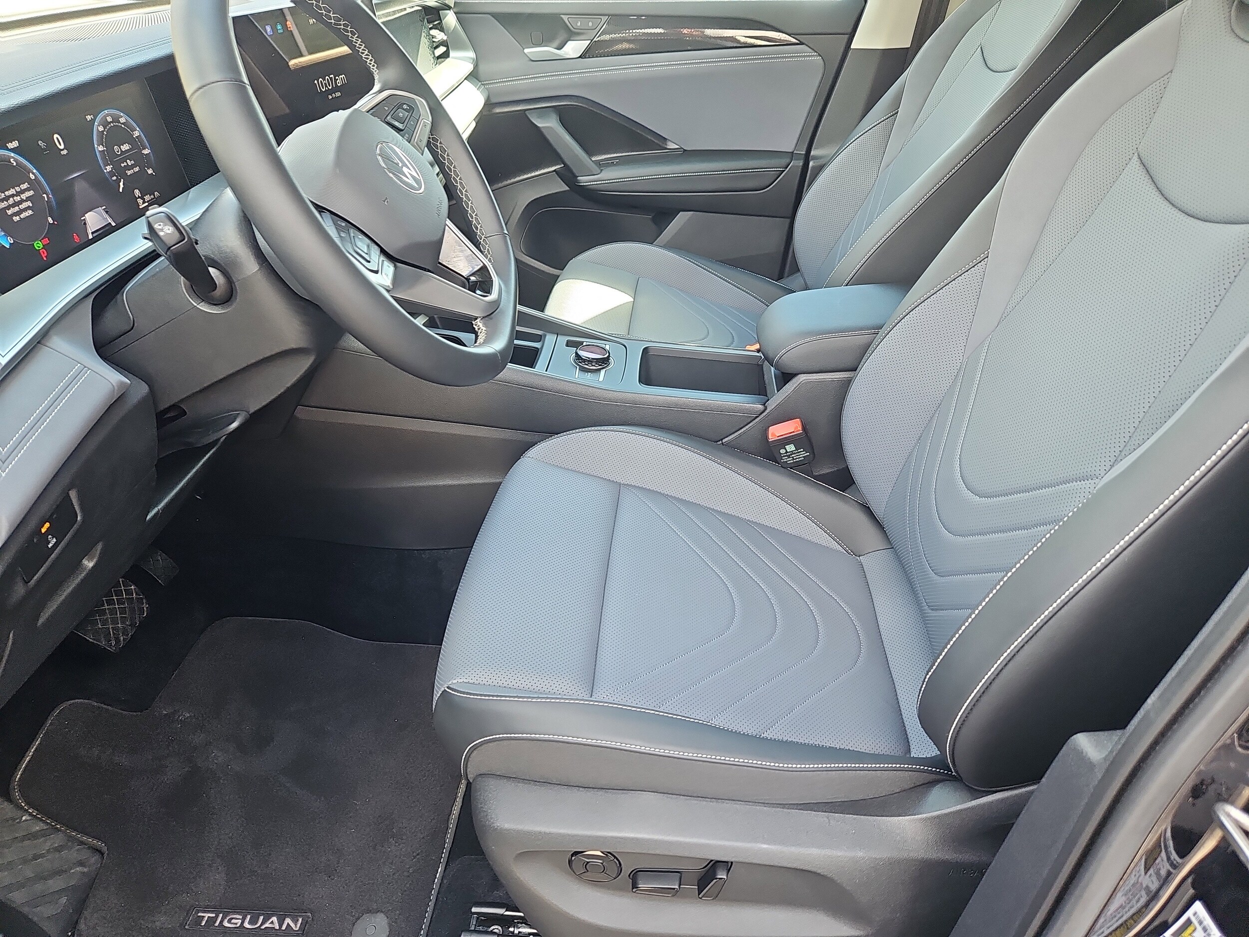 2025 Volkswagen Tiguan SE - Photo 29