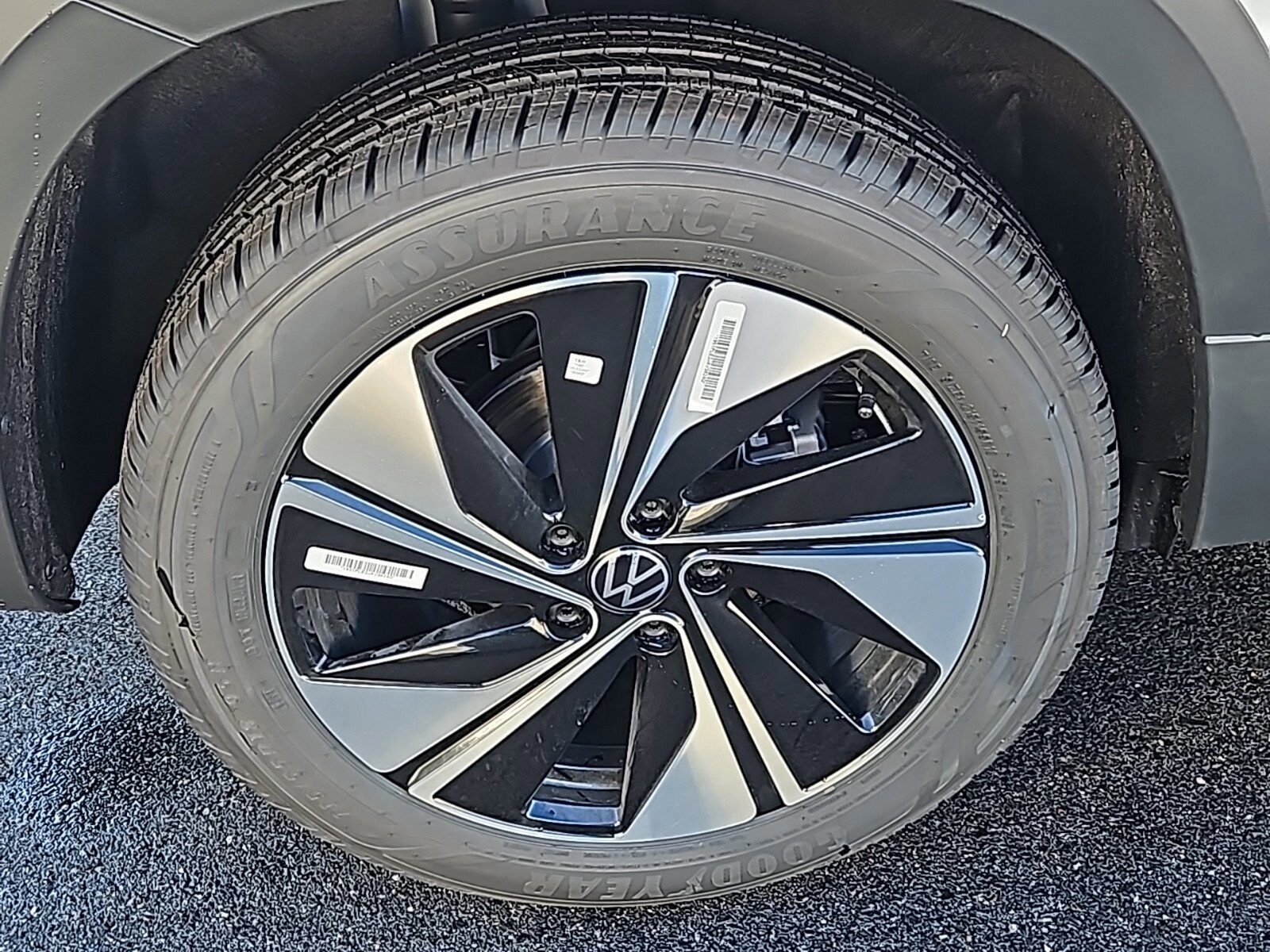 2025 Volkswagen Taos SE photo 3