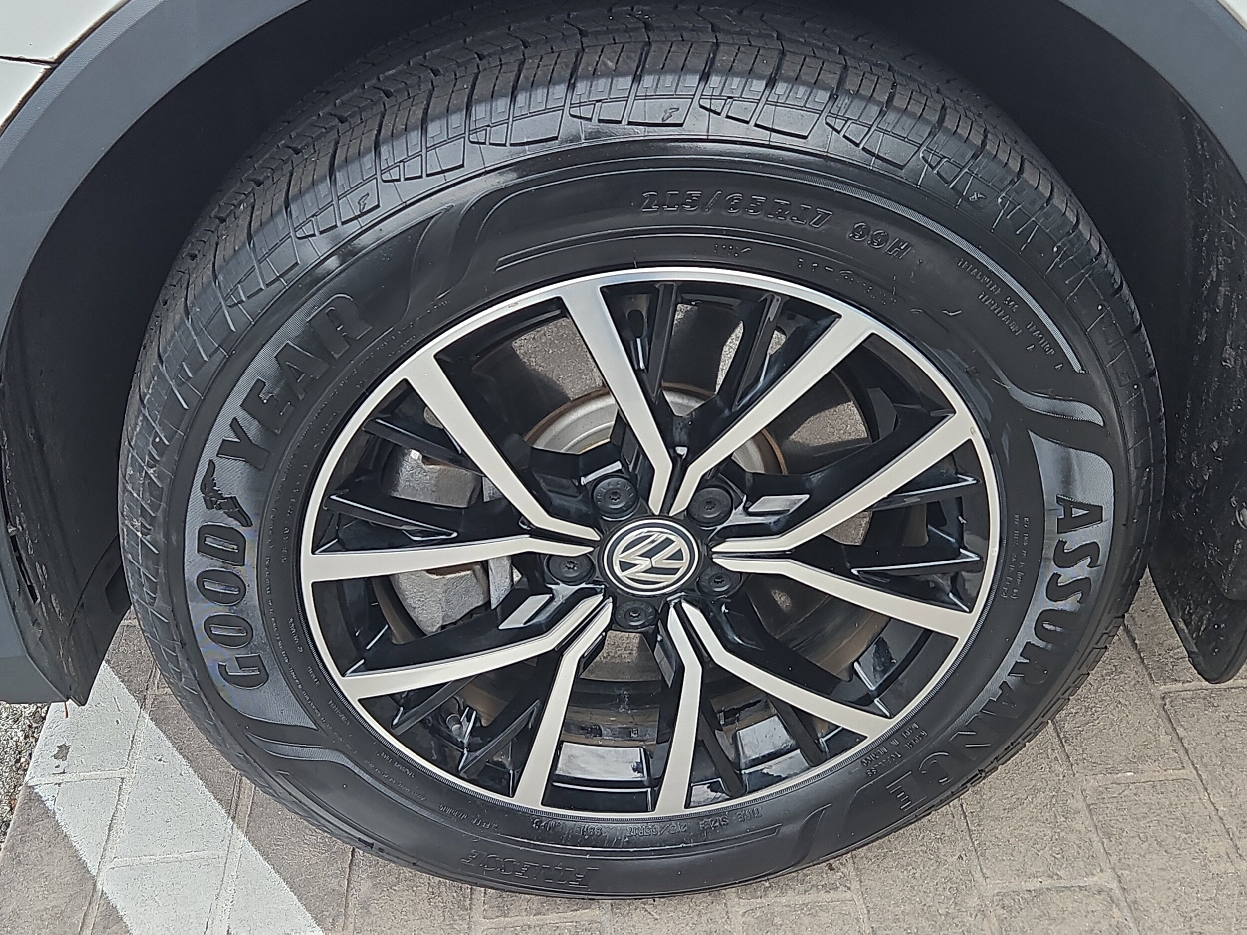 2021 Volkswagen Tiguan SE photo 3