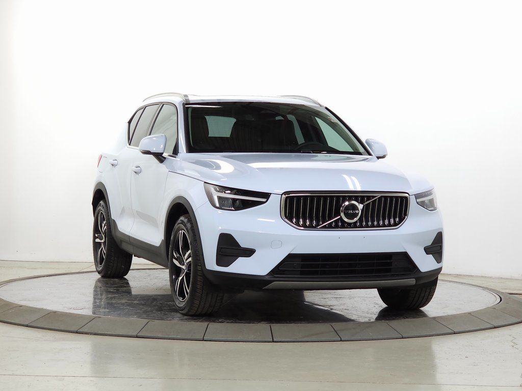 2025 Volvo XC40 Core
