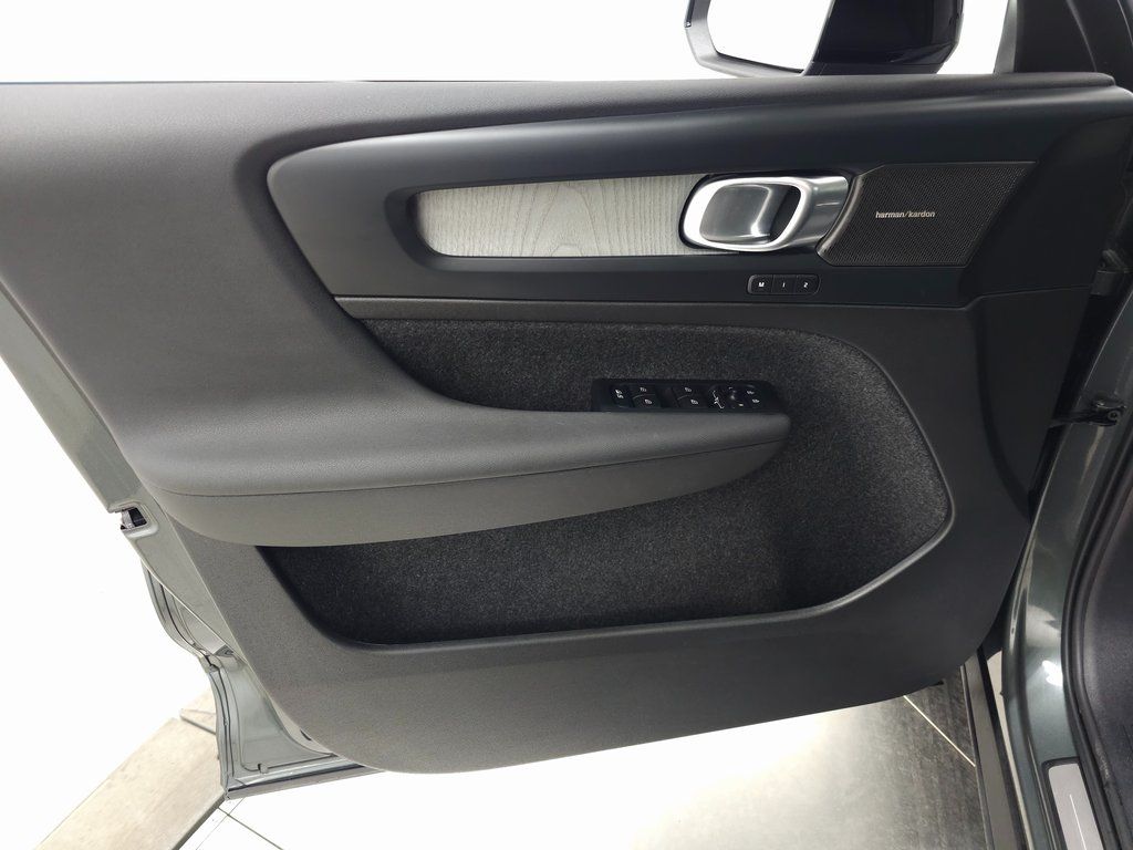 2026 Volvo XC40 Ultra - Photo 10