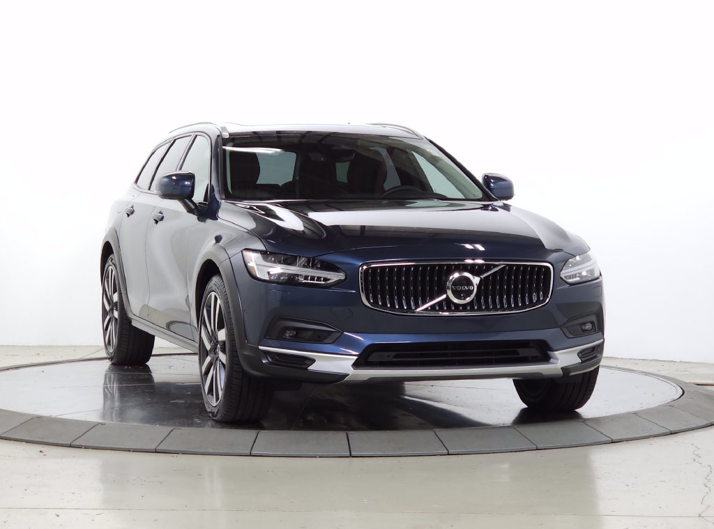 2025 Volvo V90 Cross Country B6 Ultra Wagon