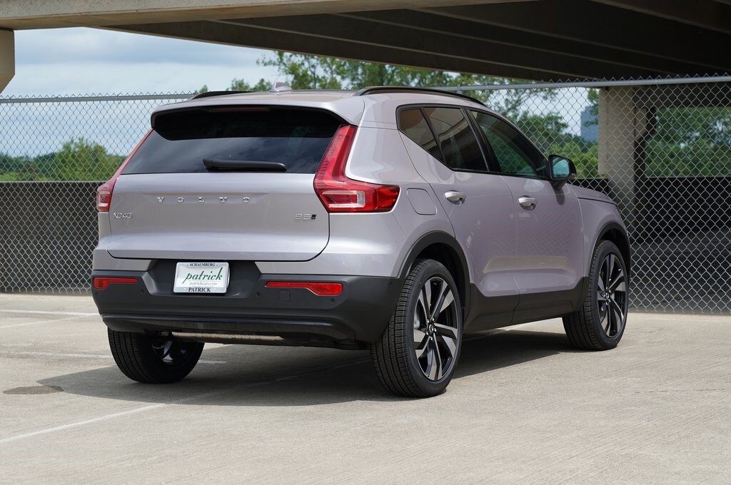2026 Volvo XC40 photo 2
