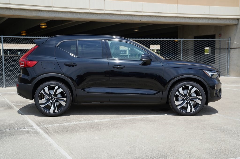 2026 Volvo XC40 photo 3