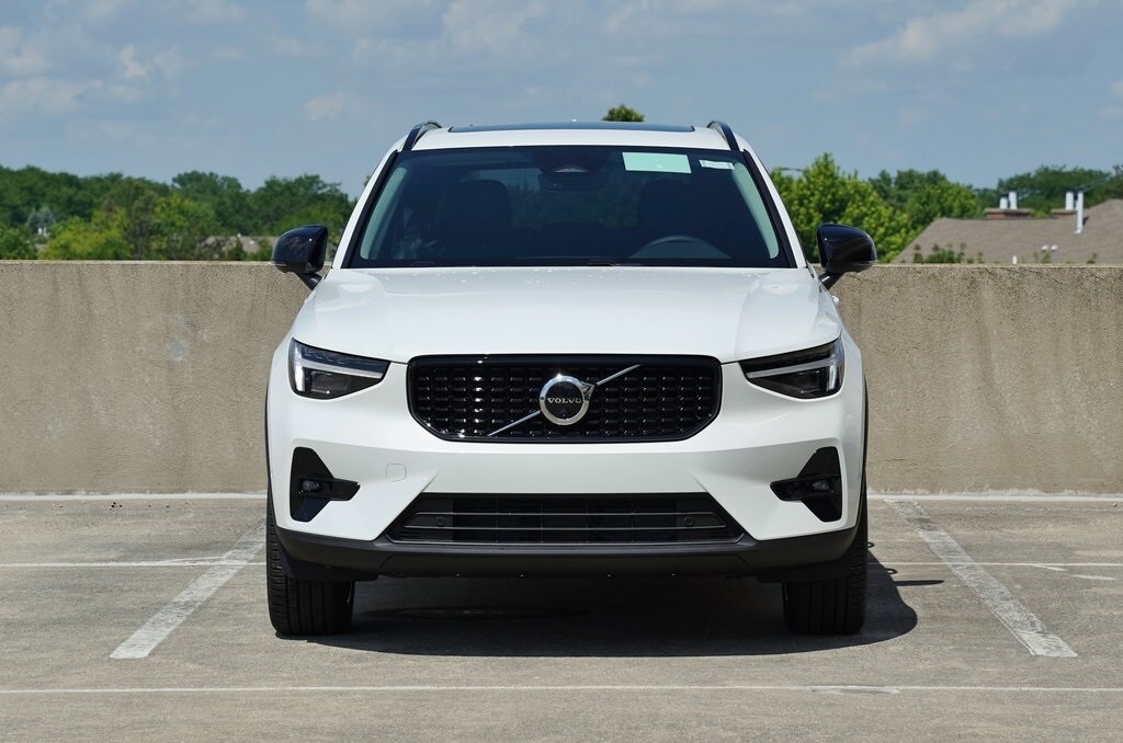 2026 Volvo XC40 photo 2