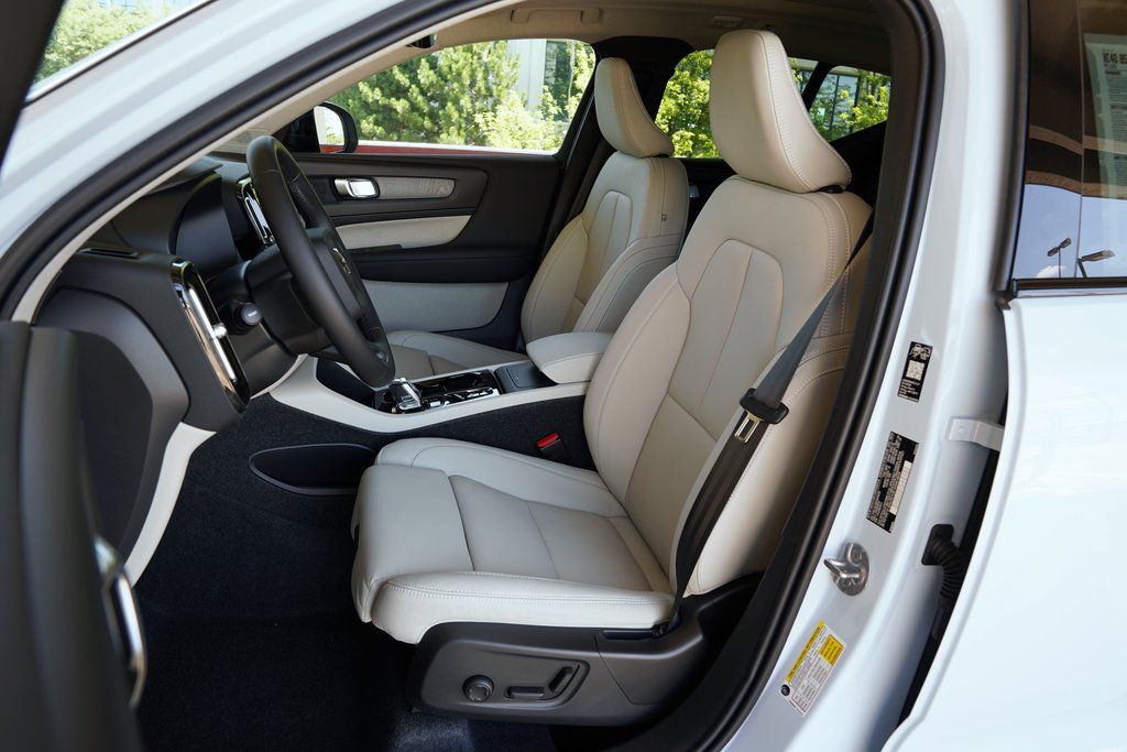 2026 Volvo XC40 Plus - Photo 8