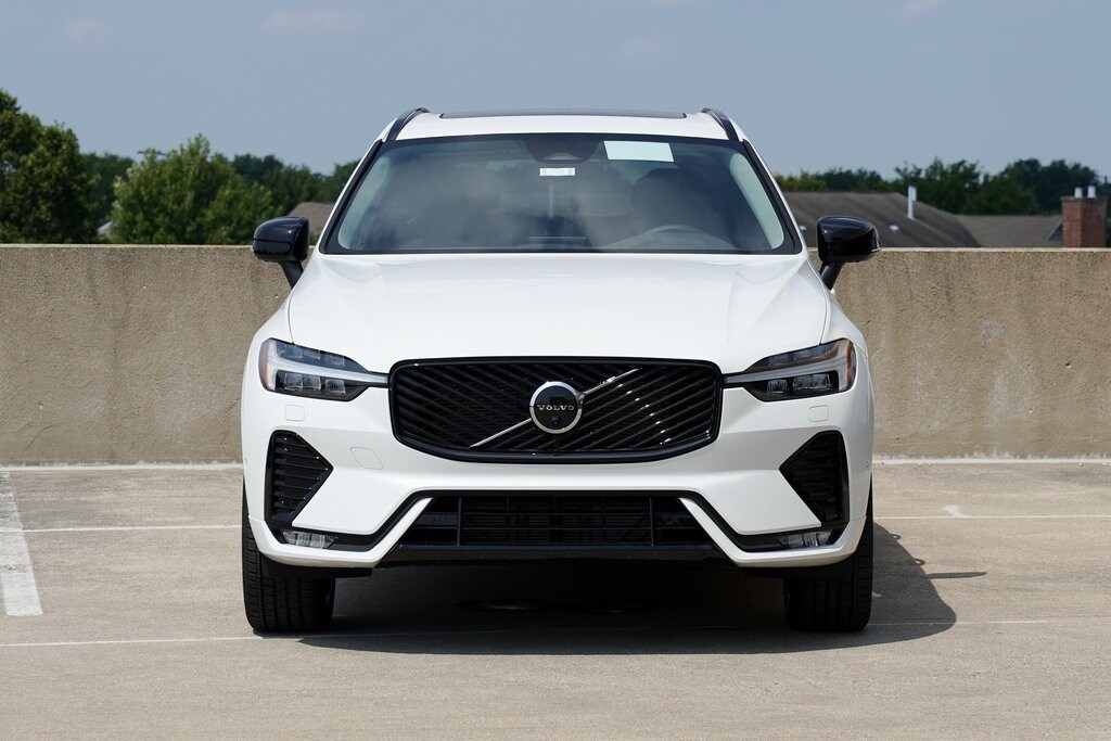 2026 Volvo XC60 B5 Plus photo 2