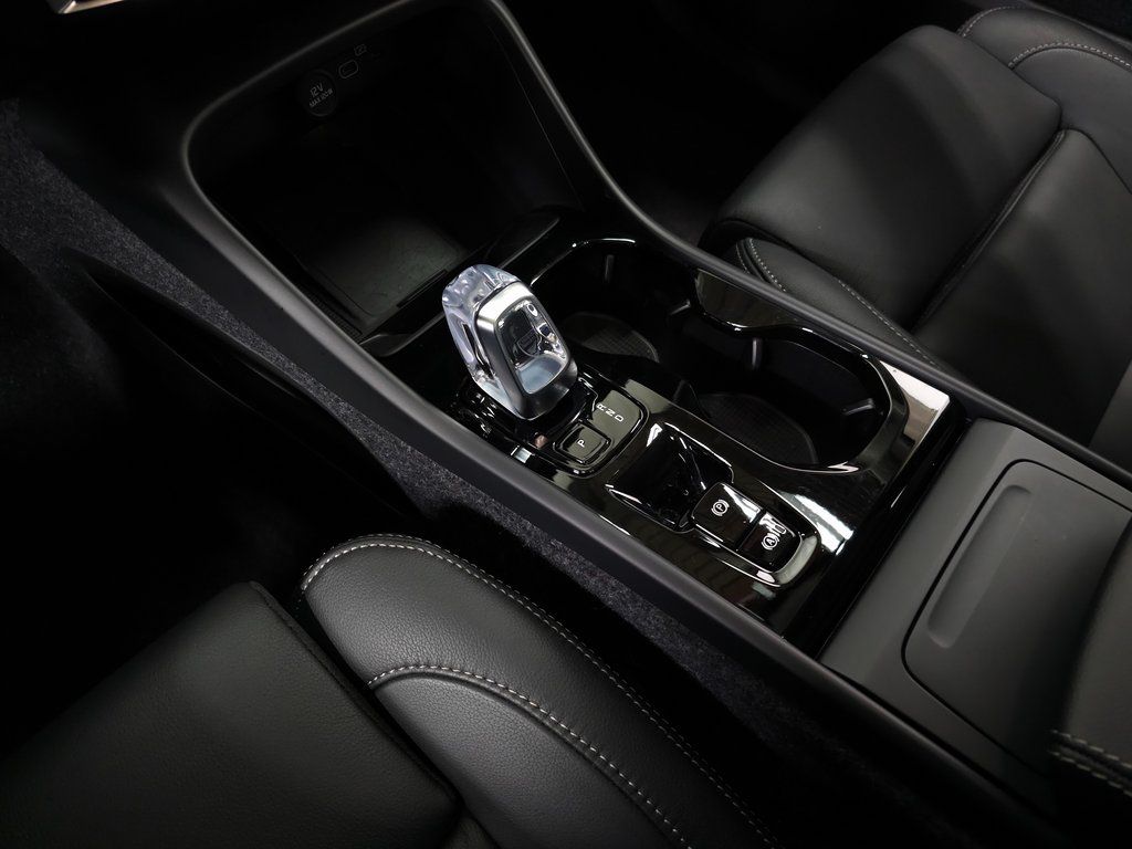 2026 Volvo XC40 Plus - Photo 25