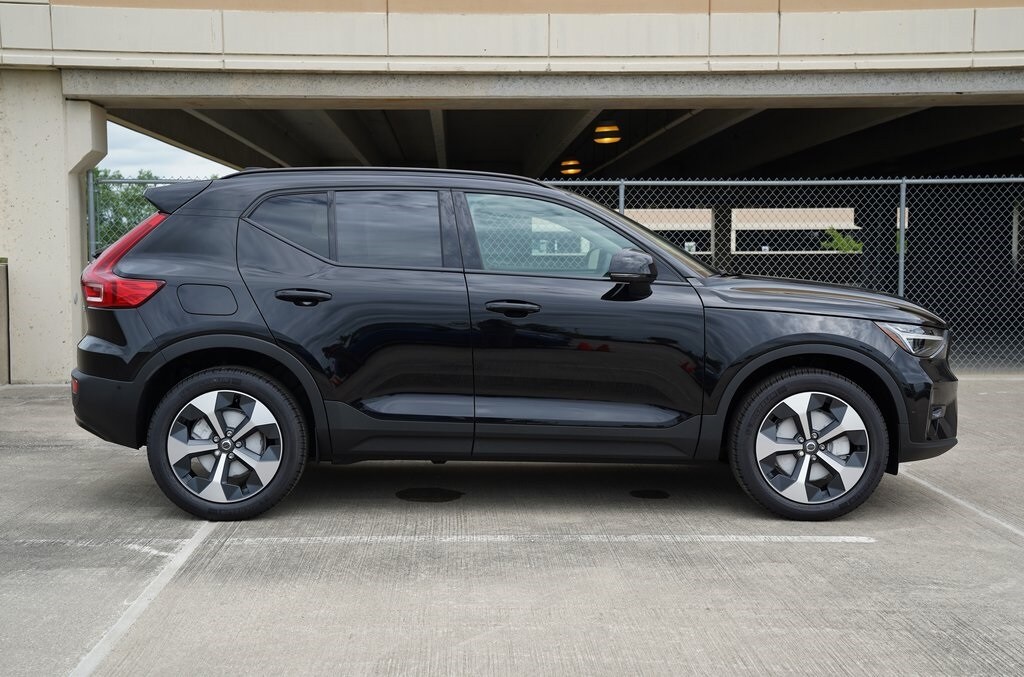 2026 Volvo XC40 Plus photo 3
