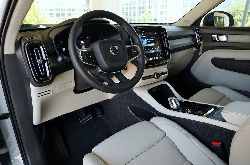 2026 Volvo XC40 Plus - Photo 10