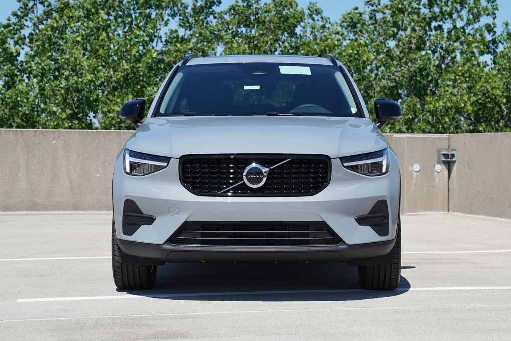 New 2026 Volvo XC40 B5 Core SUV
