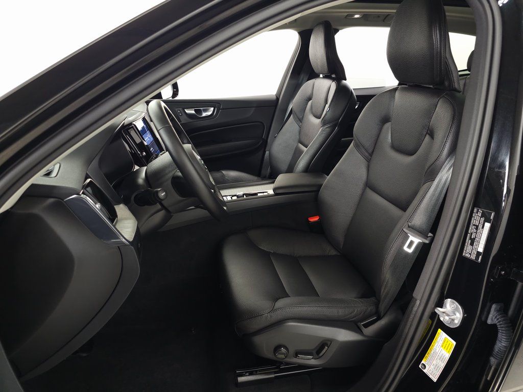 2025 Volvo XC60 Plus - Photo 11