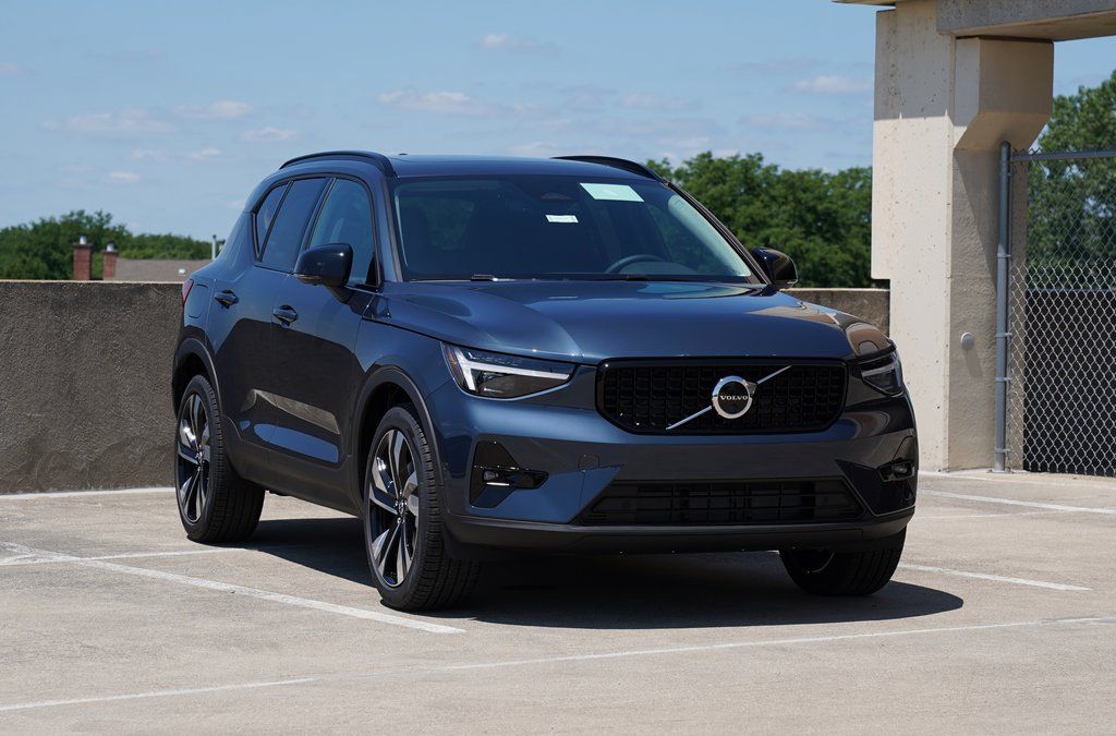 2026 Volvo XC40 B5 Ultra Dark AWD's photo