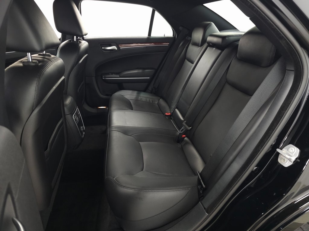 2014 Chrysler 300 Base 25