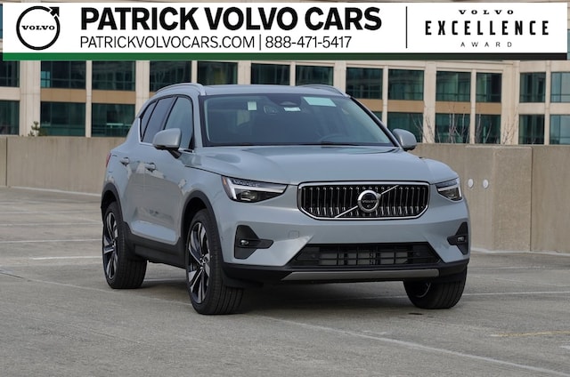 2025 Volvo XC40 B5 Ultra Bright Theme SUV