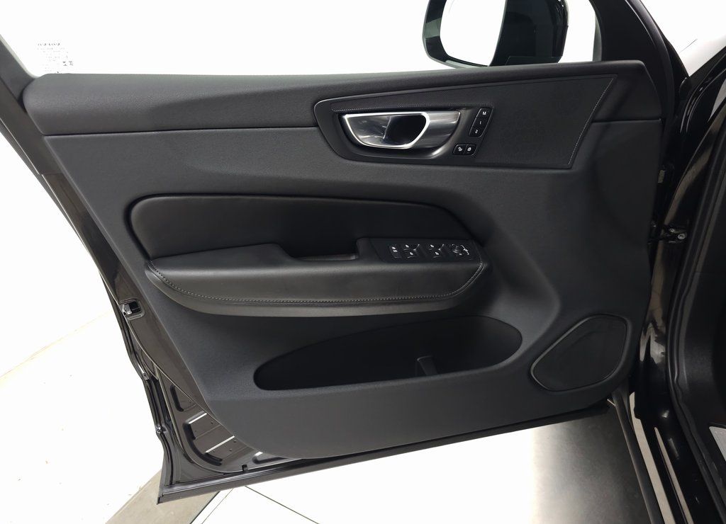 2025 Volvo XC60 Plus - Photo 10