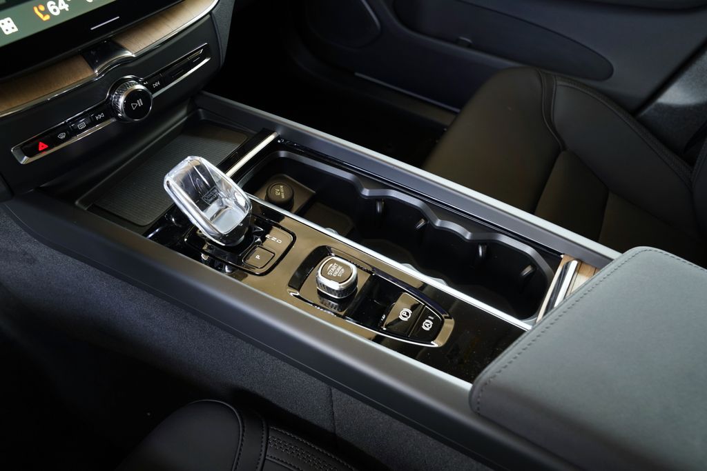 2026 Volvo XC60 Plus - Photo 23