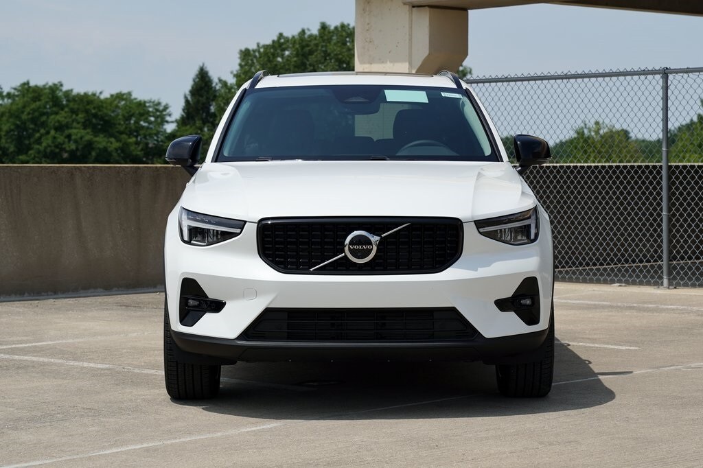 2026 Volvo XC40 Plus photo 2