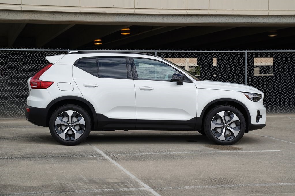 2026 Volvo XC40 Plus photo 3