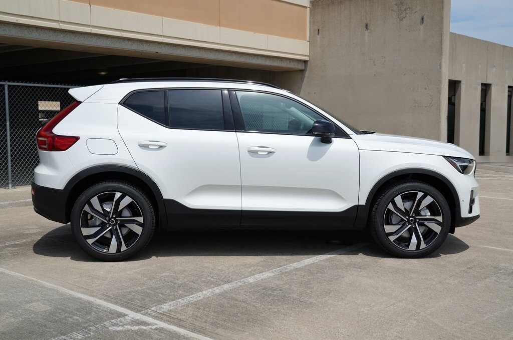 2026 Volvo XC40 Plus photo 3