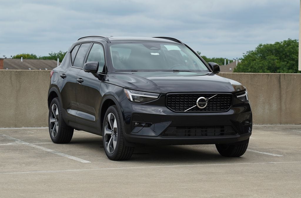 2026 Volvo XC40 B5 Plus Dark AWD's photo