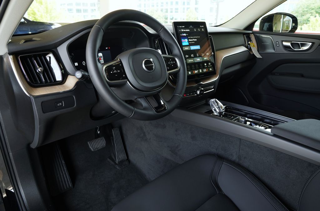 2026 Volvo XC60 Plus - Photo 11