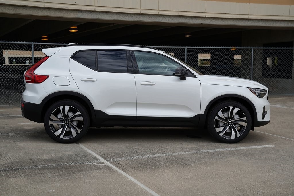 2026 Volvo XC40 photo 2