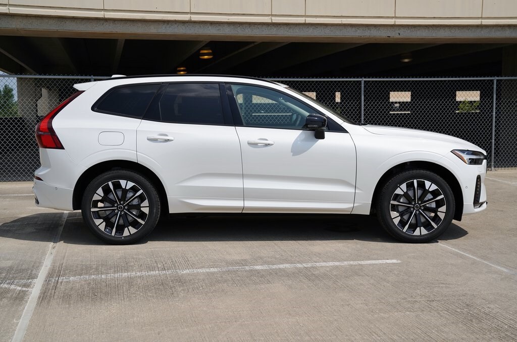 2026 Volvo XC60 B5 Plus photo 3