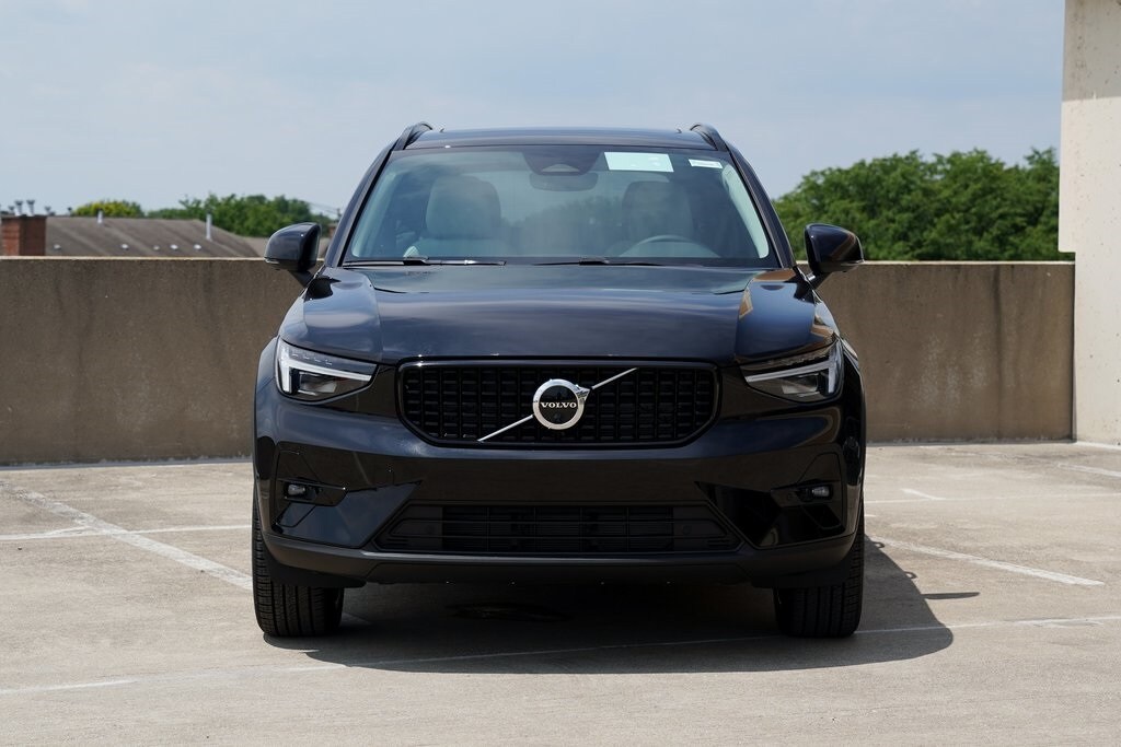 2026 Volvo XC40 photo 2