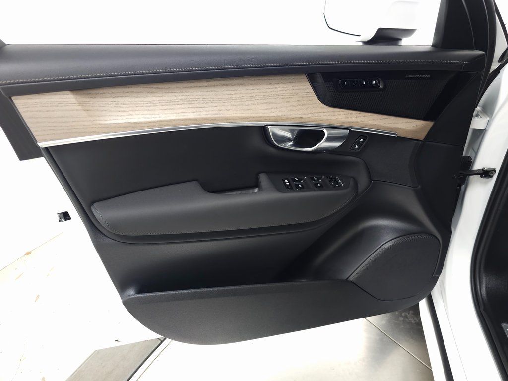 2025 Volvo XC90 Plus - Photo 10