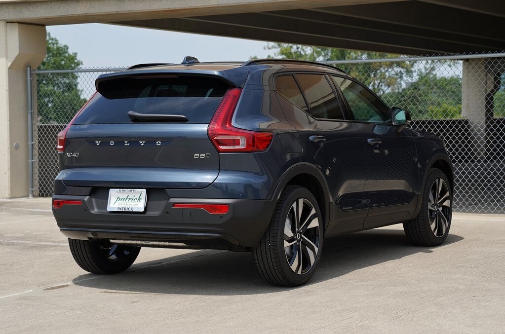 2026 Volvo XC40 photo 2