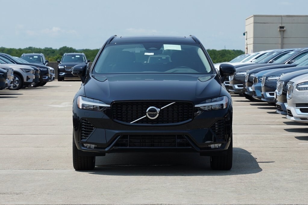 2025 Volvo XC60 B5 Plus photo 2