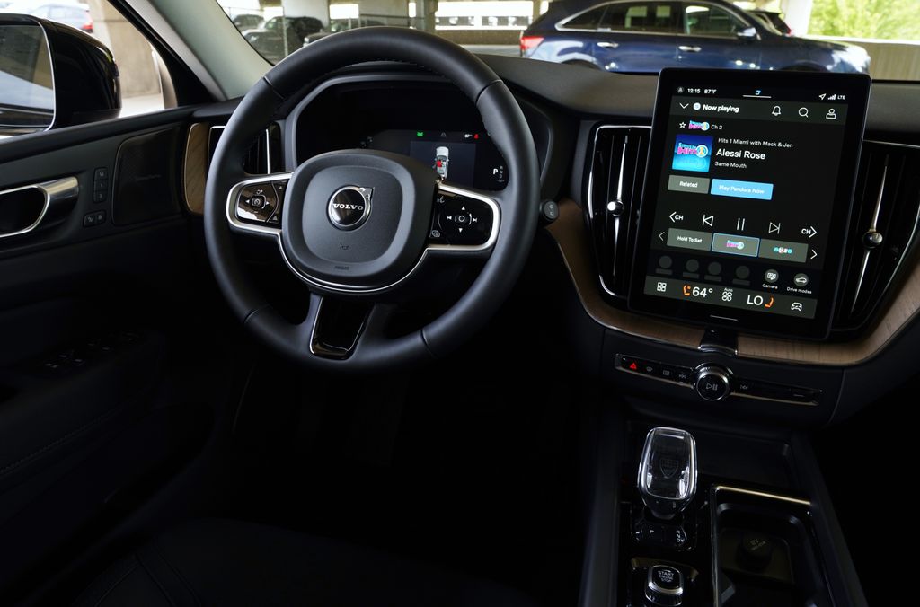 2026 Volvo XC60 Plus - Photo 12