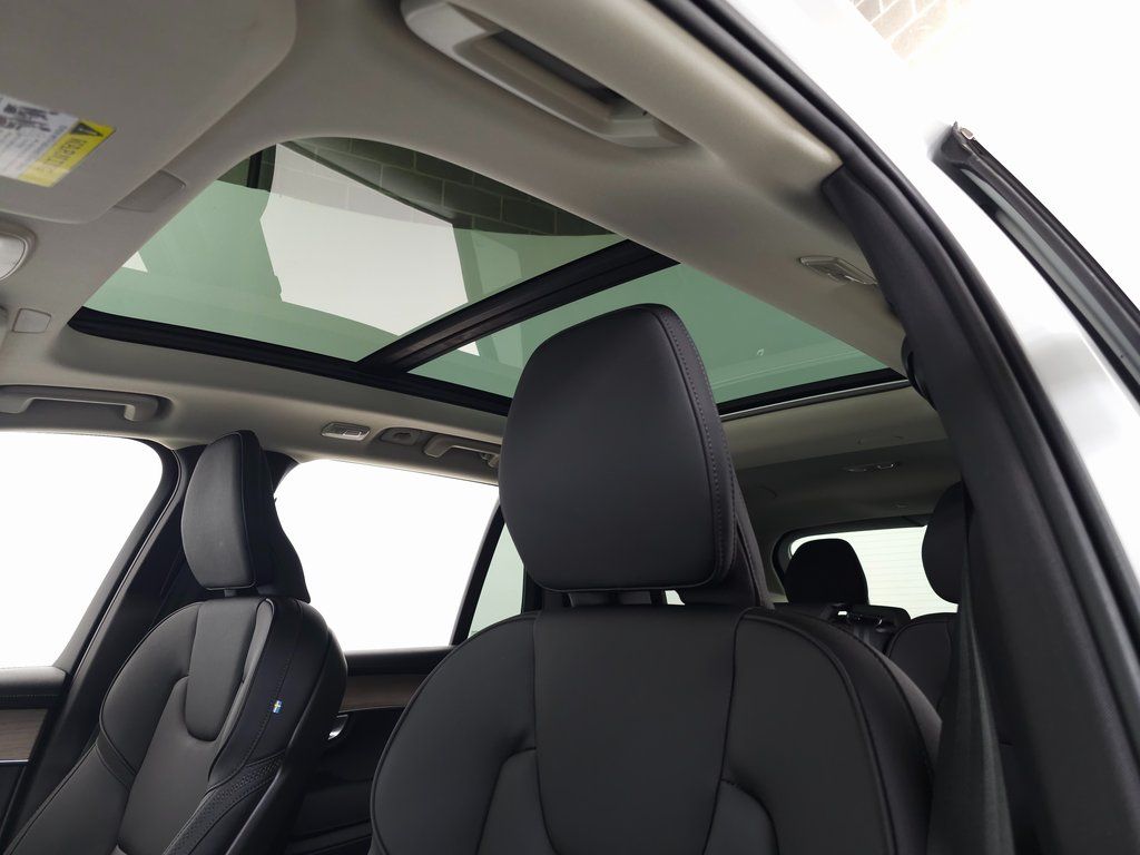2025 Volvo XC90 Plus - Photo 13