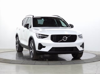 2025 Volvo XC40 B5 Plus Dark Theme SUV