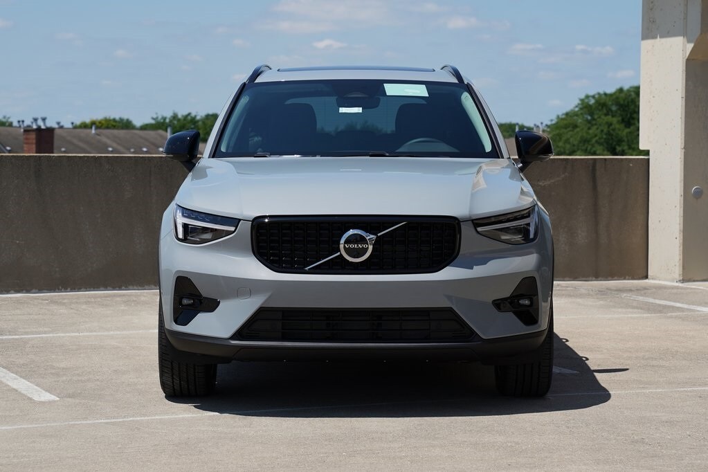 2026 Volvo XC40 Plus photo 2