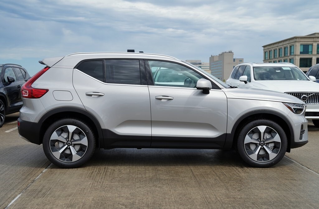 2025 Volvo XC40 Core photo 2