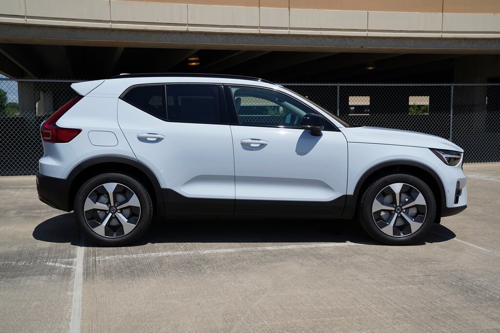 2026 Volvo XC40 Plus photo 2