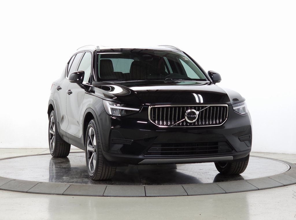 2025 Volvo XC40 Core's photo