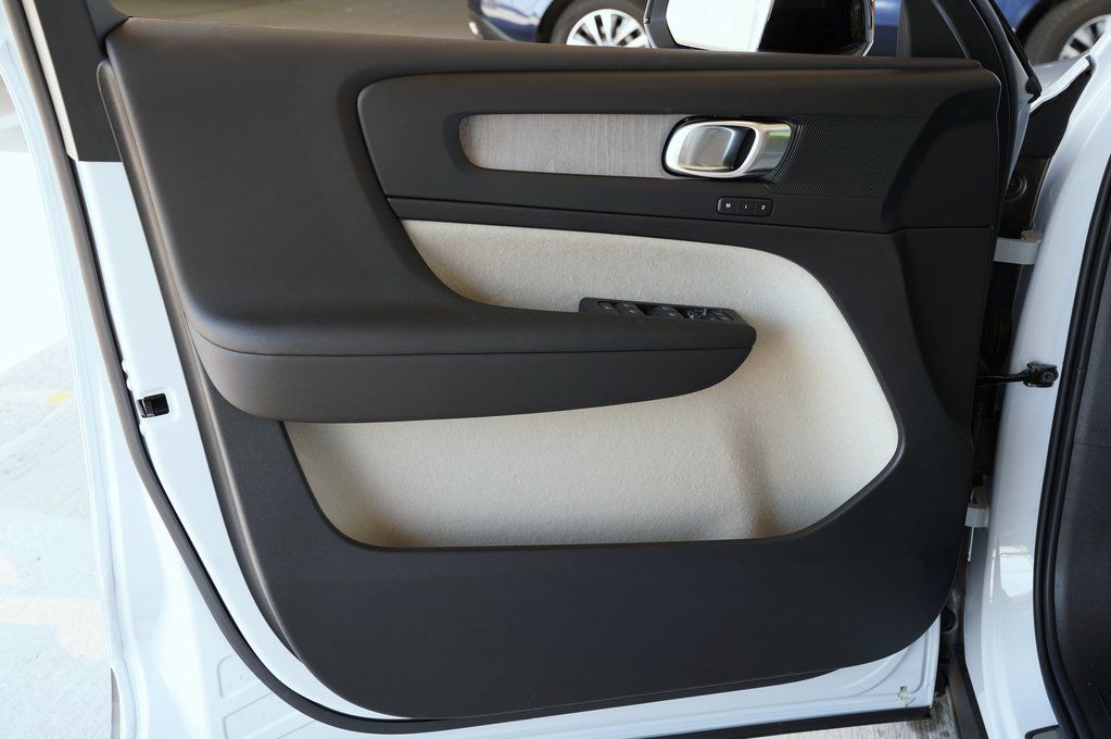 2026 Volvo XC40 Plus - Photo 7