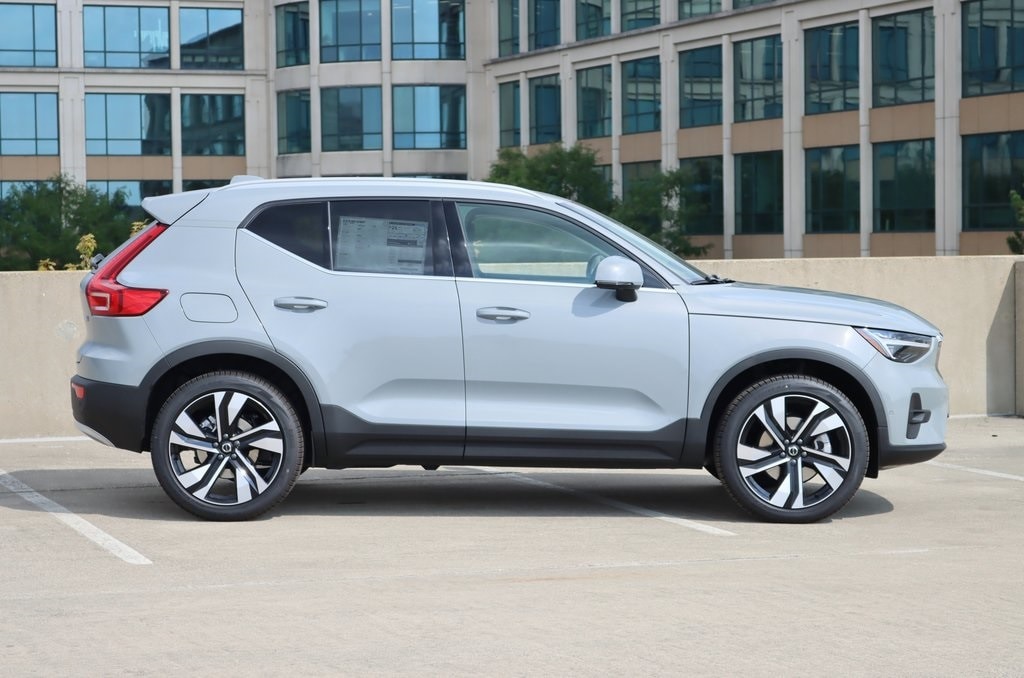 New 2024 Volvo XC40 B5 Ultimate Bright SUV in Schaumburg, IL Near