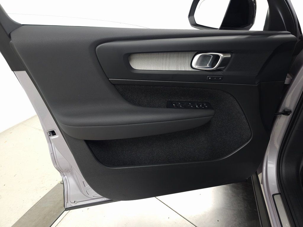 2026 Volvo XC40 Plus - Photo 10