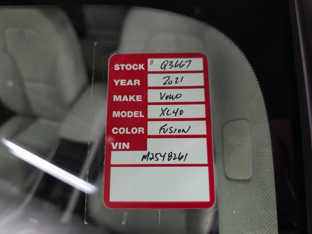 2021 Volvo XC40 T5 Momentum 33