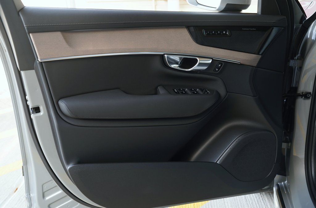2026 Volvo XC90 Plus - Photo 8