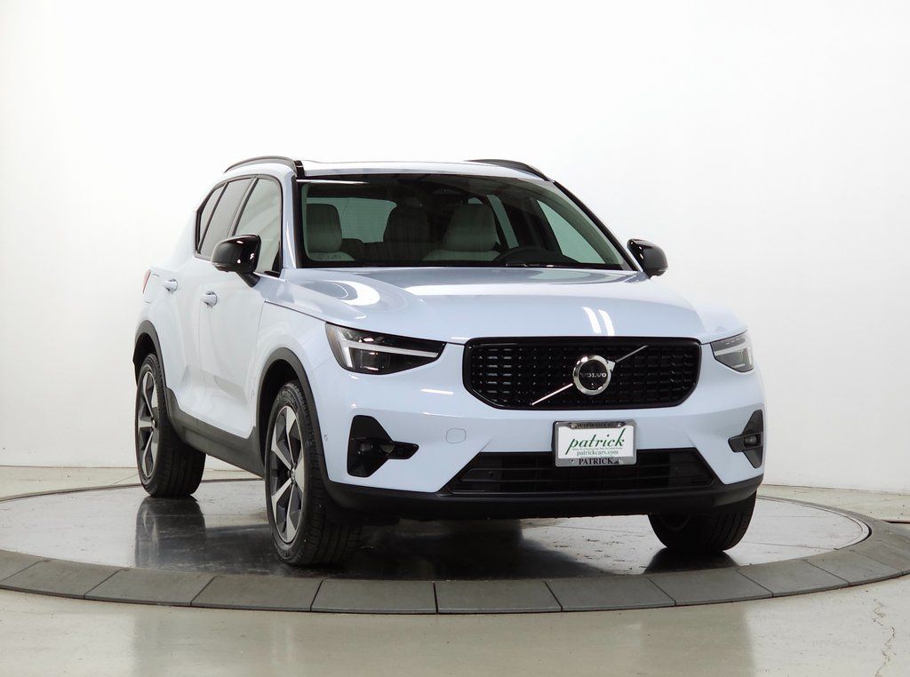 2026 Volvo XC40 B5 Plus Dark AWD's photo